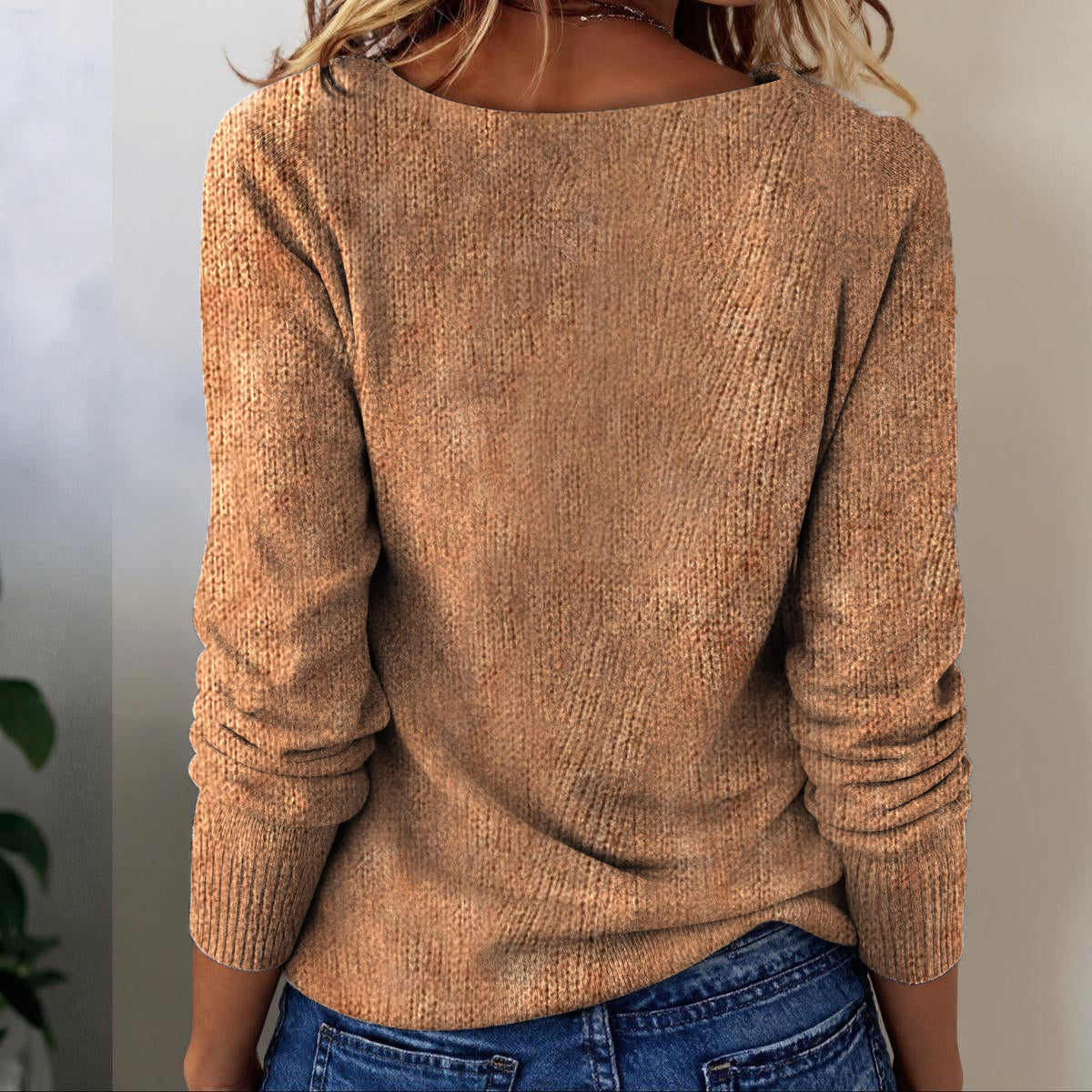 Gemütlicher Kamelstrickpullover mit Blumenmuster