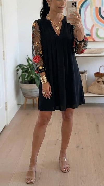 Elegantes Mini-Kleid mit V-Ausschnitt und transparenten Ärmeln