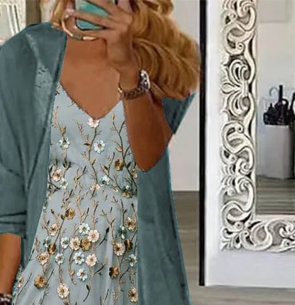 Jugendliches Maxikleid mit verspieltem Blumenmuster und dünner Jacke, zweiteiliges Outfit