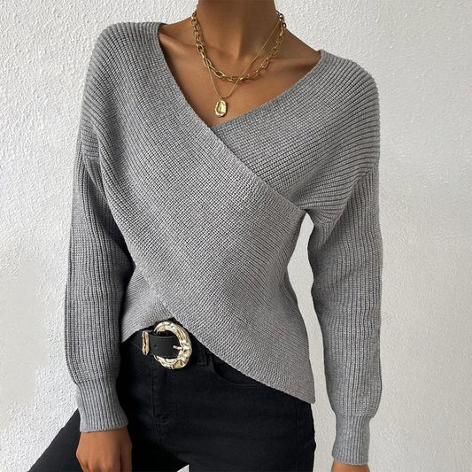 Grauer Strickpullover mit V-Ausschnitt, Wickeloptik und langen Ärmeln