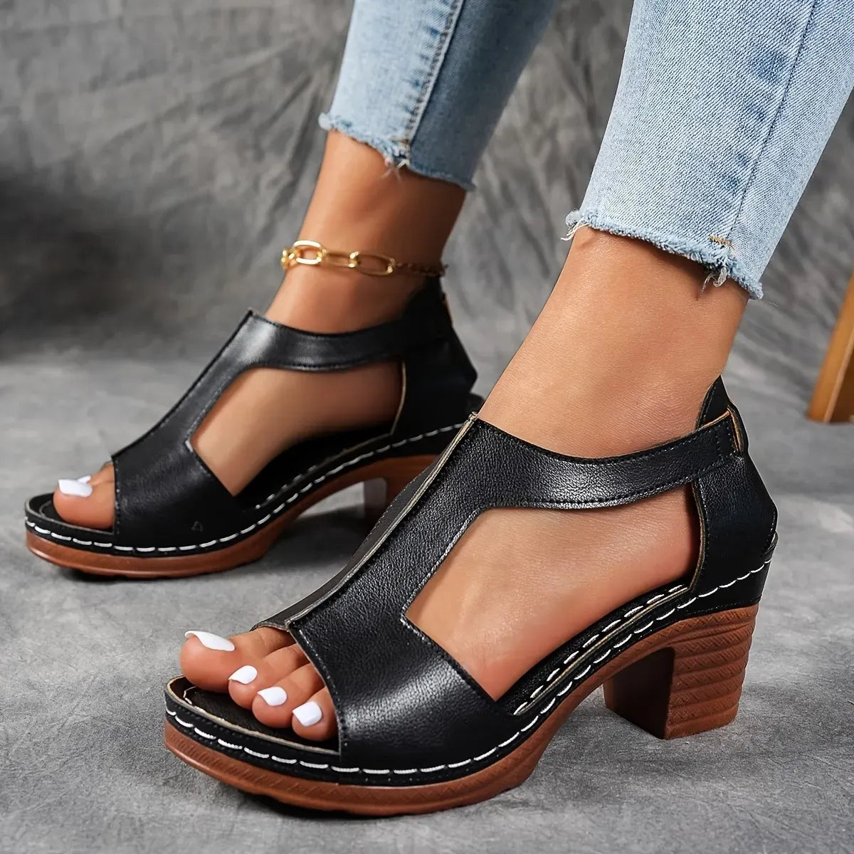 Damen-Sandaletten mit klobigem Absatz und Cut-outs