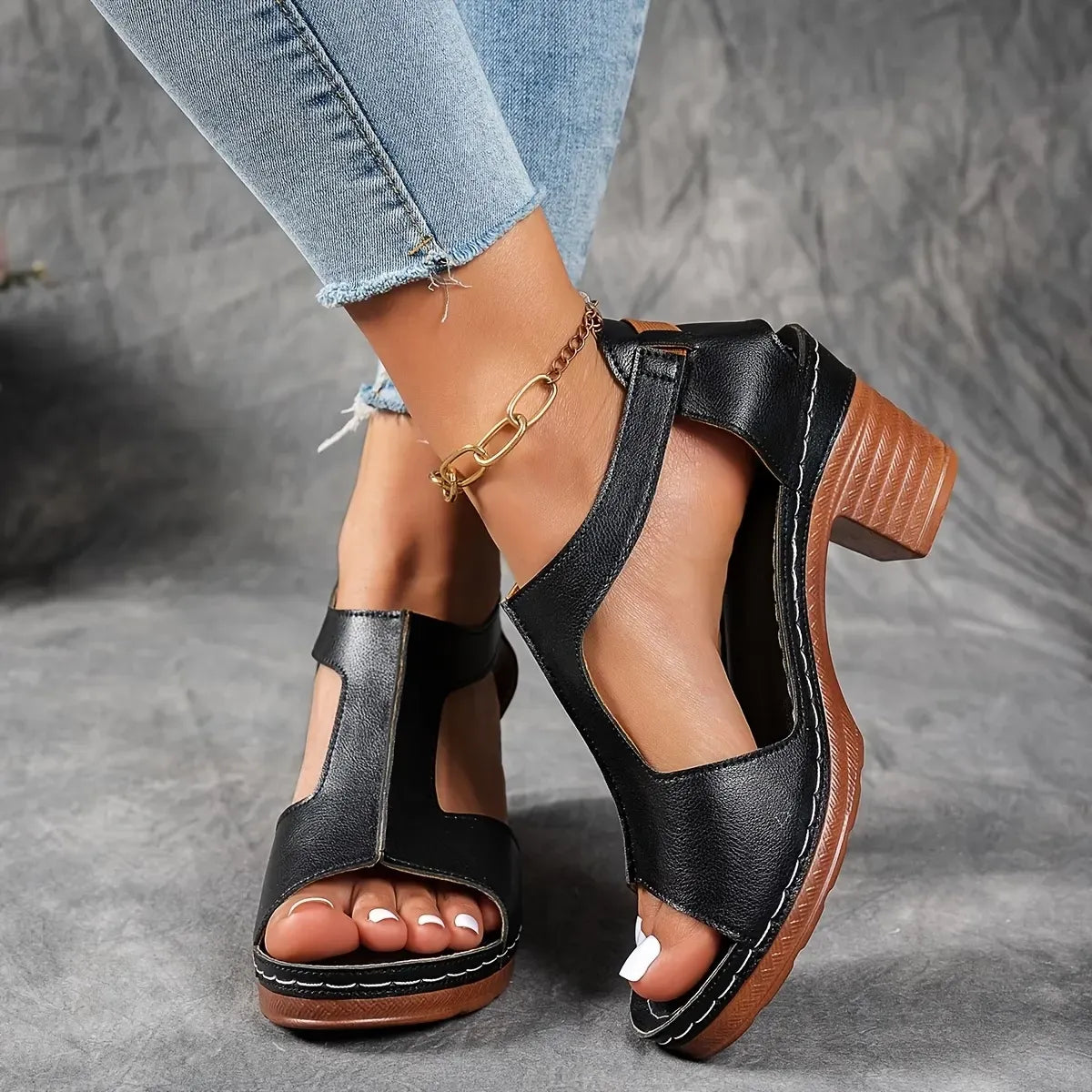 Damen-Sandaletten mit klobigem Absatz und Cut-outs
