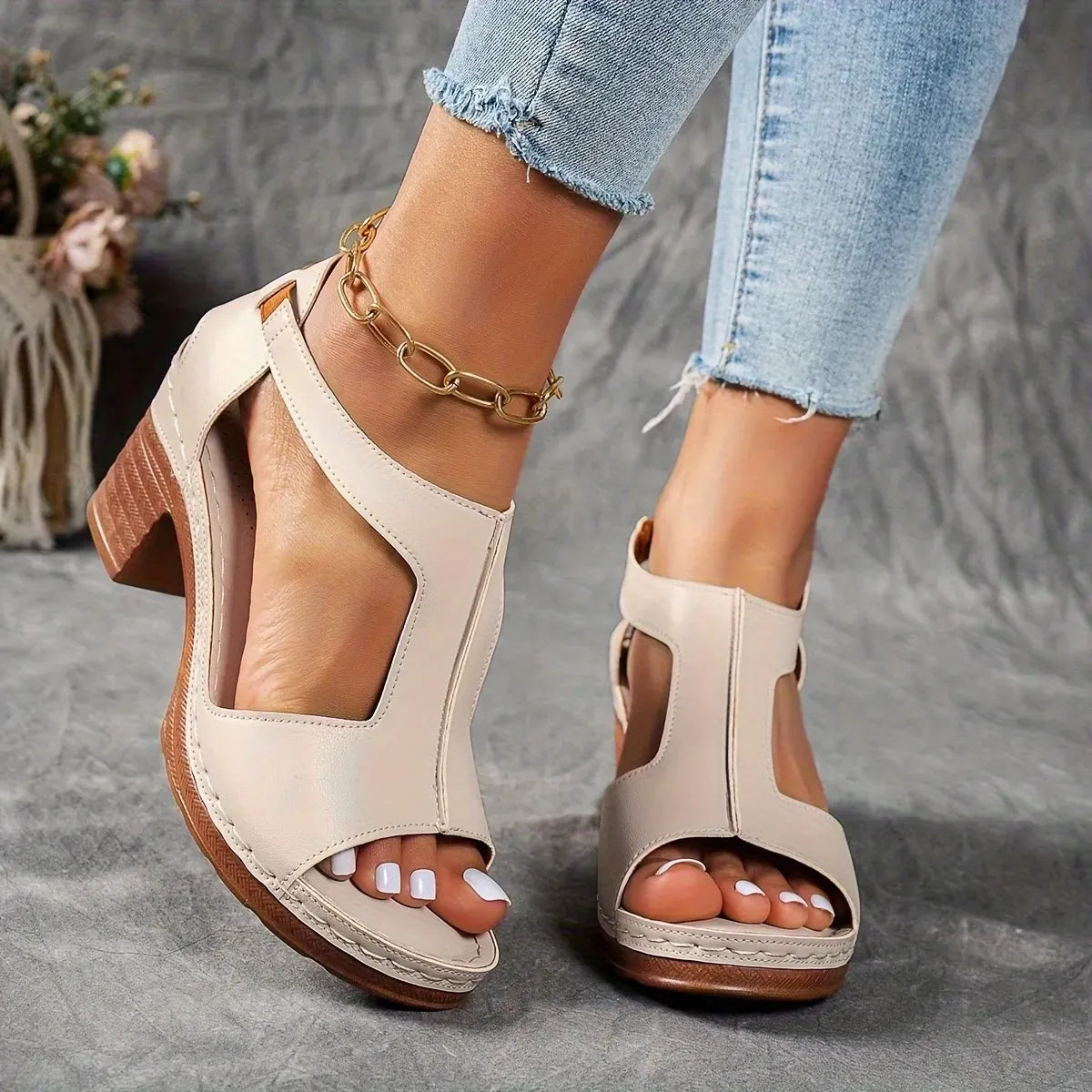 Damen-Sandaletten mit klobigem Absatz und Cut-outs